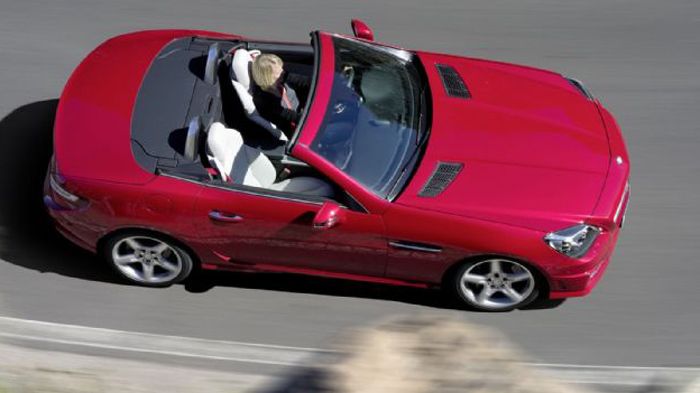 Πιθανότατα η επόμενη SLK θα δίνει την επιλογή ανάμεσα σε υφασμάτινη κουκούλα και σε μεταλλική αναδιπλούμενη οροφή.	